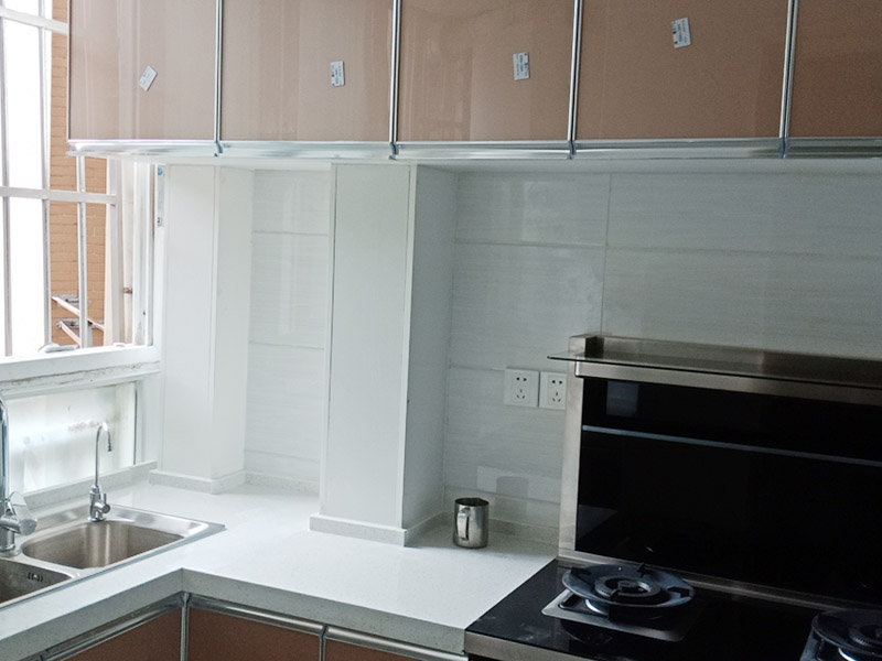 廚房改造翻新：首先就是要對(duì)它進(jìn)行空間改造、水路改造和磚墻翻新這幾處一定要提前做好準(zhǔn)備和進(jìn)行規(guī)劃才行。廚房的上水部分那么可以把它更換成PPR之類新型管材，然后再把它進(jìn)行暗埋，但是廚房的下水部分，這個(gè)地方也是不能進(jìn)行改動(dòng)的，如果一定要進(jìn)行改動(dòng)，記住一定要咨詢清楚物業(yè)再動(dòng)手。規(guī)劃好管道它的長(zhǎng)度，同時(shí)還要考慮到它貼到墻面磚后的后尺寸,特別是出墻后那個(gè)直接水龍頭的管道更加要注意。除此以外，管道的走向一定要注意避開入墻的電線管,這樣才能避免日后水管破裂帶來一些漏水影響。做好閉水試驗(yàn)。那么這項(xiàng)最好就是在排水改造前進(jìn)行。