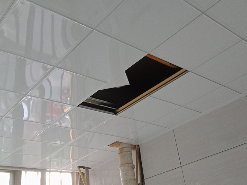 廚房改造翻新：首先就是要對(duì)它進(jìn)行空間改造、水路改造和磚墻翻新這幾處一定要提前做好準(zhǔn)備和進(jìn)行規(guī)劃才行。廚房的上水部分那么可以把它更換成PPR之類新型管材，然后再把它進(jìn)行暗埋，但是廚房的下水部分，這個(gè)地方也是不能進(jìn)行改動(dòng)的，如果一定要進(jìn)行改動(dòng)，記住一定要咨詢清楚物業(yè)再動(dòng)手。規(guī)劃好管道它的長(zhǎng)度，同時(shí)還要考慮到它貼到墻面磚后的后尺寸,特別是出墻后那個(gè)直接水龍頭的管道更加要注意。除此以外，管道的走向一定要注意避開入墻的電線管,這樣才能避免日后水管破裂帶來一些漏水影響。做好閉水試驗(yàn)。那么這項(xiàng)最好就是在排水改造前進(jìn)行。