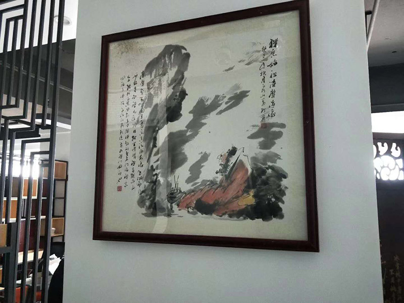 辦公室掛畫(huà)安裝：辦公室裝飾畫(huà)可以說(shuō)是非常普遍的，不管是公司老板還是部門(mén)經(jīng)理，辦公室都還不會(huì)缺少一幅字畫(huà)，辦公室掛畫(huà)不僅是一種裝飾，更多情況下是為了改善風(fēng)水，尤其是生意人，更加注重辦公室的風(fēng)水，弱想使得辦公室風(fēng)水旺，掛畫(huà)是遠(yuǎn)遠(yuǎn)不夠的，重點(diǎn)要看怎么掛。 辦公室內(nèi)掛一好的字畫(huà)作品，一幅好的風(fēng)水掛畫(huà)所起的作品至關(guān)重要。好的字畫(huà)合適的擺放位置，合適的布局能為主人招財(cái)納福，能為主人增加運(yùn)勢(shì)，會(huì)加持好的磁場(chǎng)。