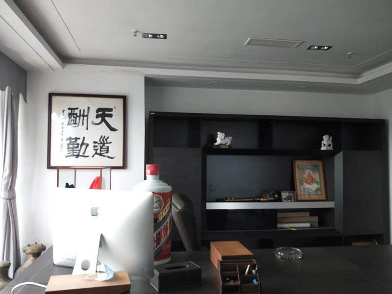 辦公室掛畫(huà)安裝：辦公室裝飾畫(huà)可以說(shuō)是非常普遍的，不管是公司老板還是部門(mén)經(jīng)理，辦公室都還不會(huì)缺少一幅字畫(huà)，辦公室掛畫(huà)不僅是一種裝飾，更多情況下是為了改善風(fēng)水，尤其是生意人，更加注重辦公室的風(fēng)水，弱想使得辦公室風(fēng)水旺，掛畫(huà)是遠(yuǎn)遠(yuǎn)不夠的，重點(diǎn)要看怎么掛。 辦公室內(nèi)掛一好的字畫(huà)作品，一幅好的風(fēng)水掛畫(huà)所起的作品至關(guān)重要。好的字畫(huà)合適的擺放位置，合適的布局能為主人招財(cái)納福，能為主人增加運(yùn)勢(shì)，會(huì)加持好的磁場(chǎng)。