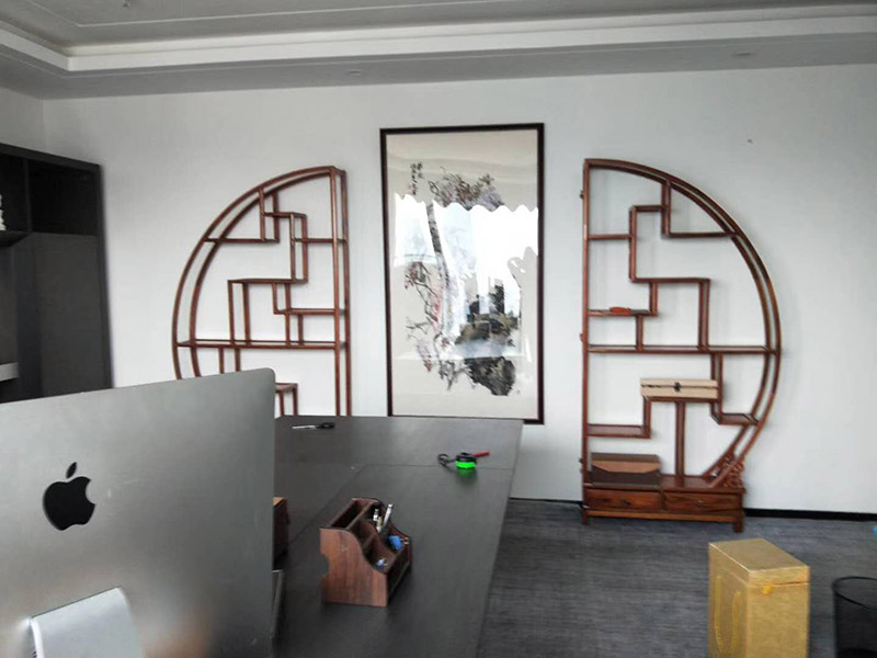 辦公室掛畫(huà)安裝：辦公室裝飾畫(huà)可以說(shuō)是非常普遍的，不管是公司老板還是部門(mén)經(jīng)理，辦公室都還不會(huì)缺少一幅字畫(huà)，辦公室掛畫(huà)不僅是一種裝飾，更多情況下是為了改善風(fēng)水，尤其是生意人，更加注重辦公室的風(fēng)水，弱想使得辦公室風(fēng)水旺，掛畫(huà)是遠(yuǎn)遠(yuǎn)不夠的，重點(diǎn)要看怎么掛。 辦公室內(nèi)掛一好的字畫(huà)作品，一幅好的風(fēng)水掛畫(huà)所起的作品至關(guān)重要。好的字畫(huà)合適的擺放位置，合適的布局能為主人招財(cái)納福，能為主人增加運(yùn)勢(shì)，會(huì)加持好的磁場(chǎng)。