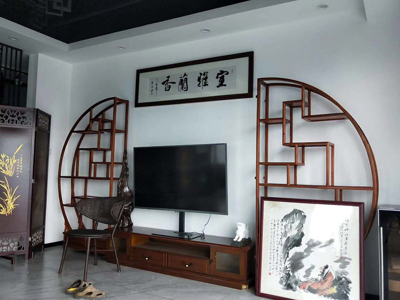 辦公室掛畫(huà)安裝：辦公室裝飾畫(huà)可以說(shuō)是非常普遍的，不管是公司老板還是部門(mén)經(jīng)理，辦公室都還不會(huì)缺少一幅字畫(huà)，辦公室掛畫(huà)不僅是一種裝飾，更多情況下是為了改善風(fēng)水，尤其是生意人，更加注重辦公室的風(fēng)水，弱想使得辦公室風(fēng)水旺，掛畫(huà)是遠(yuǎn)遠(yuǎn)不夠的，重點(diǎn)要看怎么掛。 辦公室內(nèi)掛一好的字畫(huà)作品，一幅好的風(fēng)水掛畫(huà)所起的作品至關(guān)重要。好的字畫(huà)合適的擺放位置，合適的布局能為主人招財(cái)納福，能為主人增加運(yùn)勢(shì)，會(huì)加持好的磁場(chǎng)。