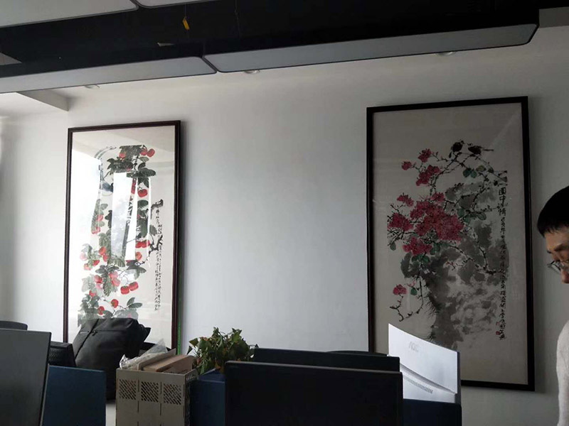 辦公室掛畫(huà)安裝：辦公室裝飾畫(huà)可以說(shuō)是非常普遍的，不管是公司老板還是部門(mén)經(jīng)理，辦公室都還不會(huì)缺少一幅字畫(huà)，辦公室掛畫(huà)不僅是一種裝飾，更多情況下是為了改善風(fēng)水，尤其是生意人，更加注重辦公室的風(fēng)水，弱想使得辦公室風(fēng)水旺，掛畫(huà)是遠(yuǎn)遠(yuǎn)不夠的，重點(diǎn)要看怎么掛。 辦公室內(nèi)掛一好的字畫(huà)作品，一幅好的風(fēng)水掛畫(huà)所起的作品至關(guān)重要。好的字畫(huà)合適的擺放位置，合適的布局能為主人招財(cái)納福，能為主人增加運(yùn)勢(shì)，會(huì)加持好的磁場(chǎng)。