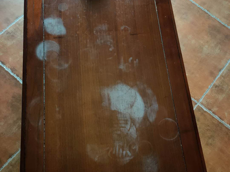 家具補漆服務(wù):1.家具維修 填補平整光滑,不能使其變形 2.維修處調(diào)色上色上光 根據(jù)觀察家具,必須辨別漆色、混合色、二層色、三層色,再相應(yīng)處理。 3.光澤處理 必須根據(jù)家具的亮亞光,打磨,拋光,上亮光水等,使用輔料可以是蠟,研磨劑。 4.填補操作: 先將502膠水澆在需要填補處。用碎木屑填上需要補處,澆上502膠水。