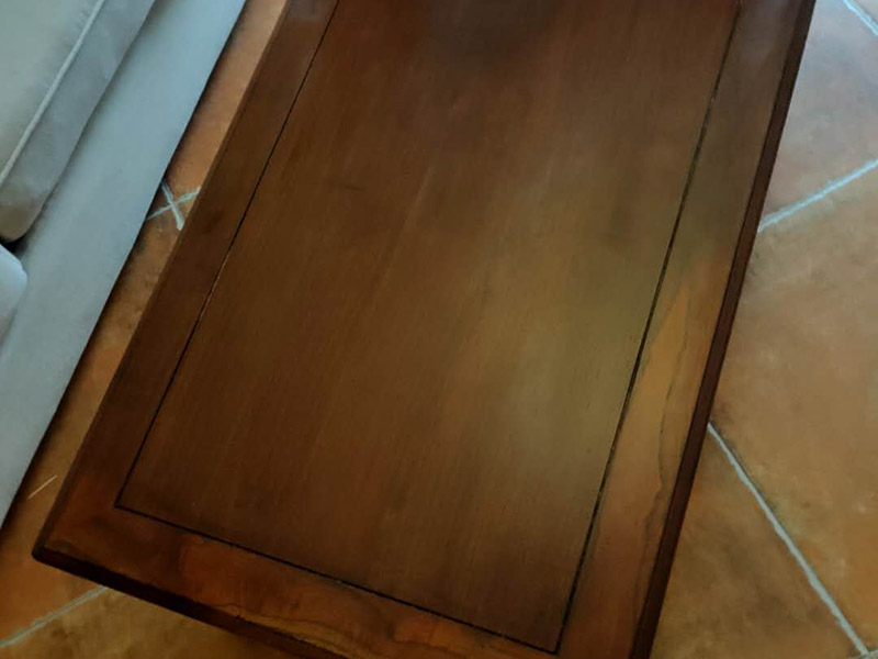 家具補漆服務(wù):1.家具維修 填補平整光滑,不能使其變形 2.維修處調(diào)色上色上光 根據(jù)觀察家具,必須辨別漆色、混合色、二層色、三層色,再相應(yīng)處理。 3.光澤處理 必須根據(jù)家具的亮亞光,打磨,拋光,上亮光水等,使用輔料可以是蠟,研磨劑。 4.填補操作: 先將502膠水澆在需要填補處。用碎木屑填上需要補處,澆上502膠水。