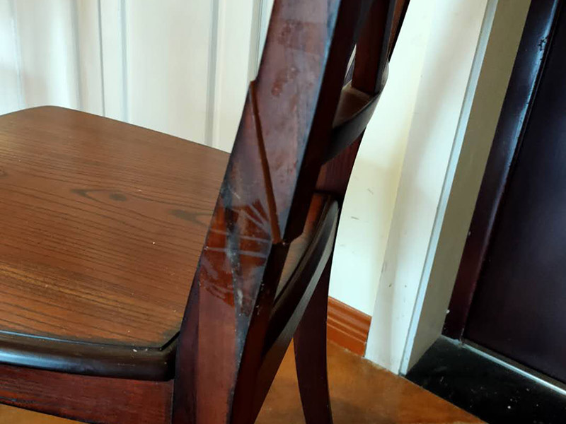 家具補漆服務(wù):1.家具維修 填補平整光滑,不能使其變形 2.維修處調(diào)色上色上光 根據(jù)觀察家具,必須辨別漆色、混合色、二層色、三層色,再相應(yīng)處理。 3.光澤處理 必須根據(jù)家具的亮亞光,打磨,拋光,上亮光水等,使用輔料可以是蠟,研磨劑。 4.填補操作: 先將502膠水澆在需要填補處。用碎木屑填上需要補處,澆上502膠水。