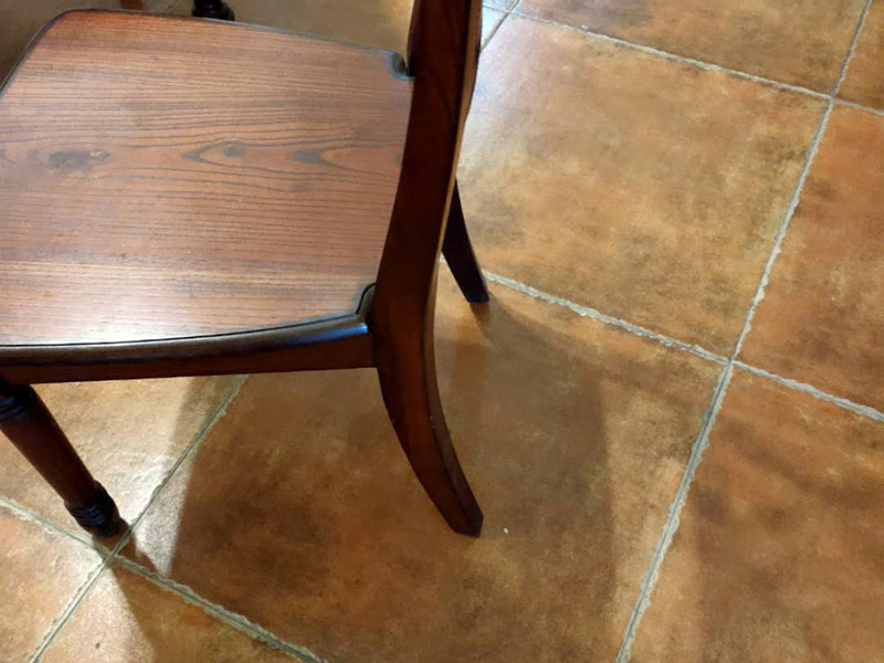 家具補漆服務(wù):1.家具維修 填補平整光滑,不能使其變形 2.維修處調(diào)色上色上光 根據(jù)觀察家具,必須辨別漆色、混合色、二層色、三層色,再相應(yīng)處理。 3.光澤處理 必須根據(jù)家具的亮亞光,打磨,拋光,上亮光水等,使用輔料可以是蠟,研磨劑。 4.填補操作: 先將502膠水澆在需要填補處。用碎木屑填上需要補處,澆上502膠水。