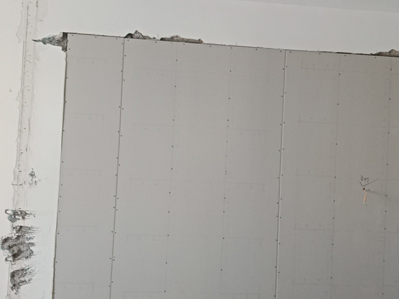 老房子改造裝修:舊墻面在翻新前一定要做墻面基底處理，粉化嚴重的要全部鏟除，鏟除后抹上一層白水泥，原來墻面過于光滑、刷過油漆的鏟除后還要做打磨處理，把粘結不牢的表皮去掉，便于新涂料和墻體粘結。 墻面底漆的作用是抗堿防潮、封固基材、保護面漆，提高面漆的質感和遮蓋力，對于老房翻新，墻面一定要做底漆，如果沒有刷底漆就直接上面漆的話，時間一長墻面容易起泡、發(fā)霉，太陽照曬時間長了也容易變色。 已經上好面漆的墻面要修補會比較麻煩，容易產生色差，材料的使用時間不同，質量也難以保證，很難達到理想效果。 所以墻面的修補最好是整塊墻面，或是盡可能地選擇較大面積進行修補，這樣可以盡量避免產生色差，修補后的質量也更好。