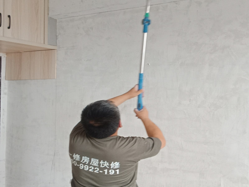 老房子改造裝修:舊墻面在翻新前一定要做墻面基底處理，粉化嚴重的要全部鏟除，鏟除后抹上一層白水泥，原來墻面過于光滑、刷過油漆的鏟除后還要做打磨處理，把粘結不牢的表皮去掉，便于新涂料和墻體粘結。 墻面底漆的作用是抗堿防潮、封固基材、保護面漆，提高面漆的質感和遮蓋力，對于老房翻新，墻面一定要做底漆，如果沒有刷底漆就直接上面漆的話，時間一長墻面容易起泡、發(fā)霉，太陽照曬時間長了也容易變色。 已經上好面漆的墻面要修補會比較麻煩，容易產生色差，材料的使用時間不同，質量也難以保證，很難達到理想效果。 所以墻面的修補最好是整塊墻面，或是盡可能地選擇較大面積進行修補，這樣可以盡量避免產生色差，修補后的質量也更好。