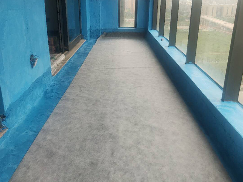 陽臺做防水：陽臺防水涂料的涂刷高度至少需要在30cm以上，如果是放置洗衣機的區(qū)域，需要將防水涂料涂抹得更高些。如果你家的陽臺屬于外露陽臺，為了加強防水效果，最好做得高些，同時防水涂料的厚度需要在1.5mm以上。在暴雨天氣下，如果雨量大于地漏的排水能力時，就會在陽臺地面出現(xiàn)大量積水，容易導致積水進入室內(nèi)，因此我們在選購陽臺地漏的時，最好選擇排水量大且順暢的地漏。 陽臺的防水層都在外層，需要受到陽光暴曬、雨水侵蝕、嚴寒酷暑等自然天氣的考驗，如果沒有出色的性能和良好的保護措施，他的使用年限會大大縮短。因此，我們在選購防水材料時，需要選擇強度高、耐老化的防水涂料。