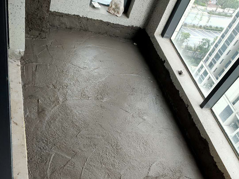 陽臺做防水：陽臺防水涂料的涂刷高度至少需要在30cm以上，如果是放置洗衣機的區(qū)域，需要將防水涂料涂抹得更高些。如果你家的陽臺屬于外露陽臺，為了加強防水效果，最好做得高些，同時防水涂料的厚度需要在1.5mm以上。在暴雨天氣下，如果雨量大于地漏的排水能力時，就會在陽臺地面出現(xiàn)大量積水，容易導致積水進入室內(nèi)，因此我們在選購陽臺地漏的時，最好選擇排水量大且順暢的地漏。 陽臺的防水層都在外層，需要受到陽光暴曬、雨水侵蝕、嚴寒酷暑等自然天氣的考驗，如果沒有出色的性能和良好的保護措施，他的使用年限會大大縮短。因此，我們在選購防水材料時，需要選擇強度高、耐老化的防水涂料。