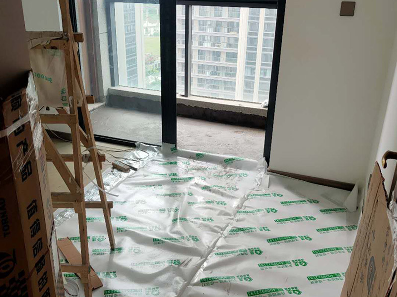 陽(yáng)臺(tái)家具地面保護(hù):門扇安裝完畢后，采用普通塑料保護(hù)膜，同時(shí)用紙板包裹； 門扇、鎖具安裝完畢后，將門扇鎖緊； 門框下段部分必須用9厘夾板做&ldquo;U&rdquo;型護(hù)角保護(hù)處理，高度不小于1.5m，護(hù)板內(nèi)應(yīng)加襯泡沫等軟質(zhì)保護(hù)，防止擦傷。 安裝完畢后，用塑料布或戶內(nèi)門包裝內(nèi)的PE片材、瓦楞紙板等現(xiàn)有材料對(duì)門扇、門套進(jìn)行包裹、遮蓋保護(hù)；嚴(yán)禁撞擊門框扇及貼臉；門扇安裝后及時(shí)安裝門吸、門鎖； 安裝好的門扇不能長(zhǎng)期處于開啟狀態(tài)，嚴(yán)禁在門扇懸掛重物；嚴(yán)禁硬物碰撞、避免將水弄到門上面； 門框下段部分必須用9厘夾板做&ldquo;U&rdquo;型護(hù)角保護(hù)處理，高度不小于1.5m，護(hù)板內(nèi)應(yīng)加襯泡沫等軟質(zhì)保護(hù)，防止擦傷； 室內(nèi)衛(wèi)生清理干凈后才能將保護(hù)膜撕開； 保潔時(shí)嚴(yán)禁用酒精之類油漆稀釋劑、脫漆松香水、二甲苯、清潔劑等溶液擦拭油漆表面，嚴(yán)禁使用鋼絲球和尖的物品以防劃傷油漆表面。