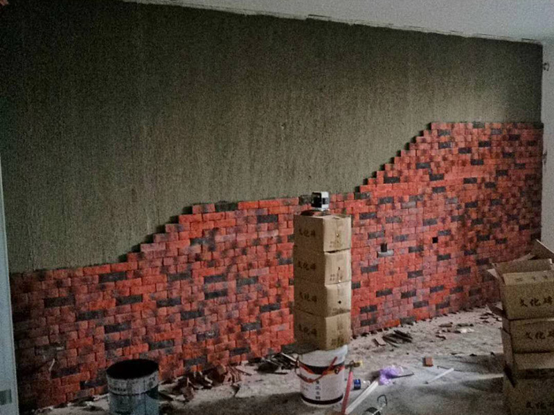 公寓墻面貼磚：首先是要根據(jù)房間的采光、尺寸以及潮濕程度來選擇產(chǎn)品，還要看清楚瓷磚的質(zhì)量以及合格證等等。 要想出色的完成貼磚工作，準(zhǔn)備工作不可少。必須要完整的檢查平整情況，把膩子都鏟掉，才能穩(wěn)固的鋪設(shè)墻磚。 鋪設(shè)墻磚的時候應(yīng)該由下往上貼，但是最底層的磚應(yīng)該要最后一個貼，而且一面墻不能一次性貼完，否則會引起墜落。 鋪磚的工藝其實是非常重要的，這會直接影響到最后的鋪貼效果。比如工人要把握好水泥砂漿的濕度，太干或者太濕都不行，而且要均勻的涂抹，及時添加或者減少水泥。