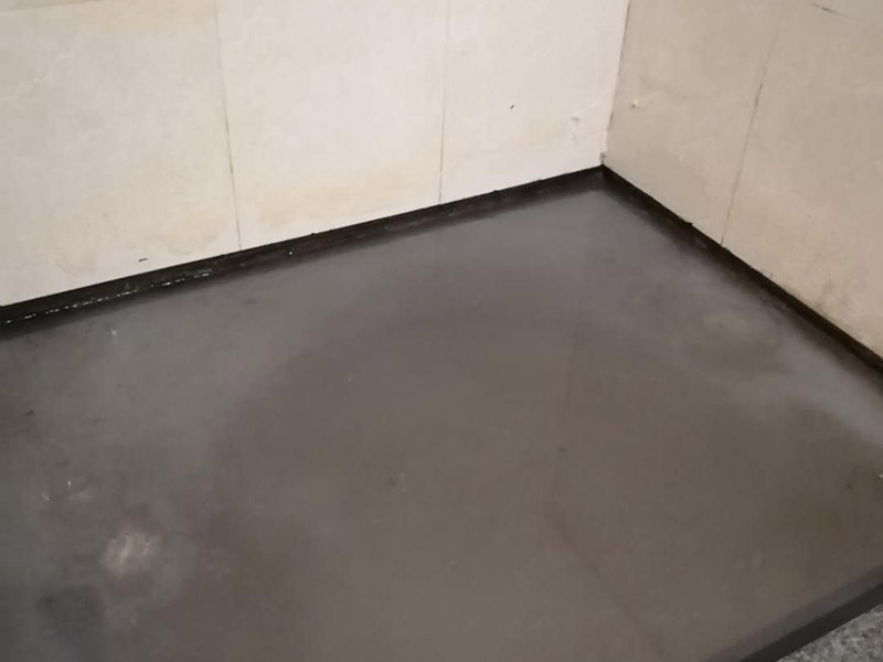 淋浴房防水貼磚：裝修之前要做試水實(shí)驗(yàn)，就是將各洞口臨時(shí)封堵，在房間內(nèi)放上2-3CM深的水，靜置1-2天。如果漏或者無(wú)法檢查滲漏情況，建議自己重新做一遍防水。將買(mǎi)回來(lái)的聚氨酯按說(shuō)明均勻的涂在淋浴間的地面和墻上。馬桶污水管管口、地漏口等干了之后再涂刷1-2遍，這些地方防水穩(wěn)固了，確保明水直接流過(guò)不會(huì)在這些薄弱部位發(fā)生滲漏。而JS的使用要2遍，并且二遍的刷涂方向要垂直。等保護(hù)層達(dá)到強(qiáng)度后，再次做試水實(shí)驗(yàn)。堵住落水口，放入2-3CM的水。觀(guān)察不滲漏情況即可。