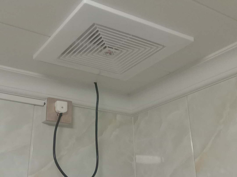 排氣扇安裝：當(dāng)直接安裝在墻壁的孔洞上，將室內(nèi)污濁空氣排往室外或從室外吸進(jìn)新鮮空氣時(shí)，應(yīng)選用百葉窗換氣扇，因此百葉窗式換氣扇又稱隔墻式換氣扇；當(dāng)需要安裝于居室、商場(chǎng)、賓館、辦公室及娛樂(lè)場(chǎng)所的玻璃門(mén)窗上時(shí)，應(yīng)選用櫥窗式換氣扇；當(dāng)需要安裝換氣扇的場(chǎng)所裝有天花板，而且天花板上有直接排往外部窨的出風(fēng)口時(shí)，可選用天花板式或管道式換氣扇；當(dāng)安裝換氣扇的地方裝有天花板，且天花板止方預(yù)先裝有排往室外的管道時(shí)，應(yīng)該選用管道式換氣扇，利用其較高的風(fēng)壓往外排氣。