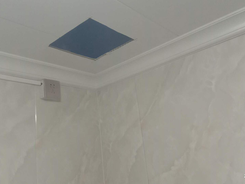 排氣扇安裝：當(dāng)直接安裝在墻壁的孔洞上，將室內(nèi)污濁空氣排往室外或從室外吸進(jìn)新鮮空氣時(shí)，應(yīng)選用百葉窗換氣扇，因此百葉窗式換氣扇又稱隔墻式換氣扇；當(dāng)需要安裝于居室、商場(chǎng)、賓館、辦公室及娛樂(lè)場(chǎng)所的玻璃門(mén)窗上時(shí)，應(yīng)選用櫥窗式換氣扇；當(dāng)需要安裝換氣扇的場(chǎng)所裝有天花板，而且天花板上有直接排往外部窨的出風(fēng)口時(shí)，可選用天花板式或管道式換氣扇；當(dāng)安裝換氣扇的地方裝有天花板，且天花板止方預(yù)先裝有排往室外的管道時(shí)，應(yīng)該選用管道式換氣扇，利用其較高的風(fēng)壓往外排氣。