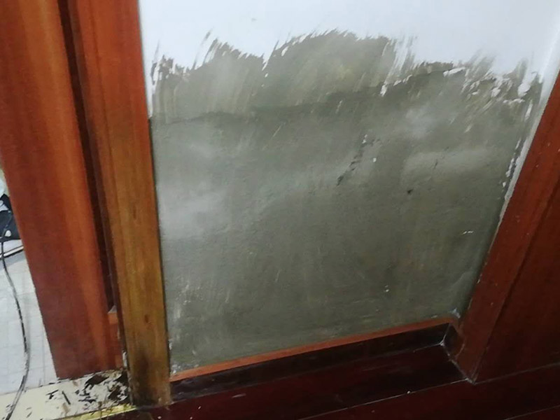 墻面局部改造維修：舊墻的清潔主要是對(duì)墻面原有的裝修和裝飾進(jìn)行清除。一般為對(duì)乳膠漆和膩?zhàn)訉?、木裝修、墻紙等的清除。如果是較新的墻面,墻體的耐水膩?zhàn)涌梢圆槐赝耆P除,可以在用鋼刷和砂紙進(jìn)行打磨后，用乳膠漆重新涂刷。較老舊的要完全鏟除,重新刷上膩?zhàn)印γ娴灼岬耐克⑹菫榱丝箟A防潮、封固基材同時(shí)對(duì)于面漆的質(zhì)感與遮蓋力也有所提高。對(duì)于墻面局部翻新工程，底漆是十分必要的,如果忽略了刷底漆，直接使用面漆的話,一段時(shí)間后墻面容易出現(xiàn)起泡、發(fā)霉等現(xiàn)象。