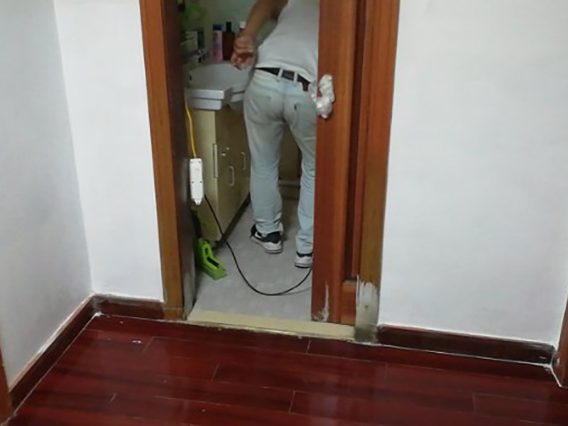 墻面局部改造維修：舊墻的清潔主要是對(duì)墻面原有的裝修和裝飾進(jìn)行清除。一般為對(duì)乳膠漆和膩?zhàn)訉?、木裝修、墻紙等的清除。如果是較新的墻面,墻體的耐水膩?zhàn)涌梢圆槐赝耆P除,可以在用鋼刷和砂紙進(jìn)行打磨后，用乳膠漆重新涂刷。較老舊的要完全鏟除,重新刷上膩?zhàn)印γ娴灼岬耐克⑹菫榱丝箟A防潮、封固基材同時(shí)對(duì)于面漆的質(zhì)感與遮蓋力也有所提高。對(duì)于墻面局部翻新工程，底漆是十分必要的,如果忽略了刷底漆，直接使用面漆的話,一段時(shí)間后墻面容易出現(xiàn)起泡、發(fā)霉等現(xiàn)象。