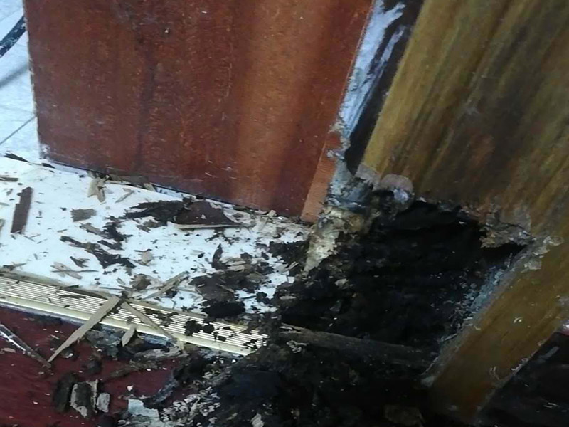 墻面局部改造維修：舊墻的清潔主要是對(duì)墻面原有的裝修和裝飾進(jìn)行清除。一般為對(duì)乳膠漆和膩?zhàn)訉?、木裝修、墻紙等的清除。如果是較新的墻面,墻體的耐水膩?zhàn)涌梢圆槐赝耆P除,可以在用鋼刷和砂紙進(jìn)行打磨后，用乳膠漆重新涂刷。較老舊的要完全鏟除,重新刷上膩?zhàn)?。墻面底漆的涂刷是為了抗堿防潮、封固基材同時(shí)對(duì)于面漆的質(zhì)感與遮蓋力也有所提高。對(duì)于墻面局部翻新工程，底漆是十分必要的,如果忽略了刷底漆，直接使用面漆的話,一段時(shí)間后墻面容易出現(xiàn)起泡、發(fā)霉等現(xiàn)象。