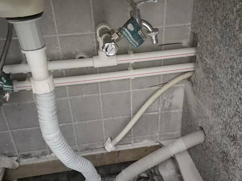 衛(wèi)生間水管更換：安裝PP-R管道最好找專業(yè)公司，不管你的裝修多么豪華高檔，如果你在這方面不舍得用錢就不劃算了。往往管道的暴裂或者堵塞，都會(huì)造成水管本身價(jià)格數(shù)十倍、數(shù)百倍甚至不可估量的后果。 選擇一種健康環(huán)保合資格的給水管材。目前大多住宅裝修的水管主要分為：UPVC管、PPR管、襯PVC鍍鋅鋼管、鋁塑管、銅管和不銹鋼管幾類。 安裝后一定要進(jìn)行增壓測試。增壓測試一般是在1.5倍水壓的情況下進(jìn)行,在測試中應(yīng)沒有漏水現(xiàn)象。 選擇給水管道的敷設(shè)方式。管道的敷設(shè)分為明裝和暗裝，但哪種安裝方式更適合室內(nèi)給水管道的敷設(shè)呢?明裝是管道在室內(nèi)沿墻、梁、柱、天花板下、地板旁外露敷設(shè)，其優(yōu)點(diǎn)是造價(jià)低、施工安裝和維護(hù)修理均方便。缺點(diǎn)是由于管道表面積灰、產(chǎn)生凝水等，影響環(huán)境衛(wèi)生。暗裝是管道在房內(nèi)的地面、吊頂下或在管井、管槽、管溝中隱蔽敷設(shè),暗裝的優(yōu)點(diǎn)是衛(wèi)生條件較好、美觀。缺點(diǎn)是工程投資費(fèi)用高，施工和維修均不方便。由于它是隱蔽工程，如果選用的飲用水管或施工出現(xiàn)問題而導(dǎo)致漏水，那后果較為嚴(yán)重，全新裝修可能毀于一旦。 