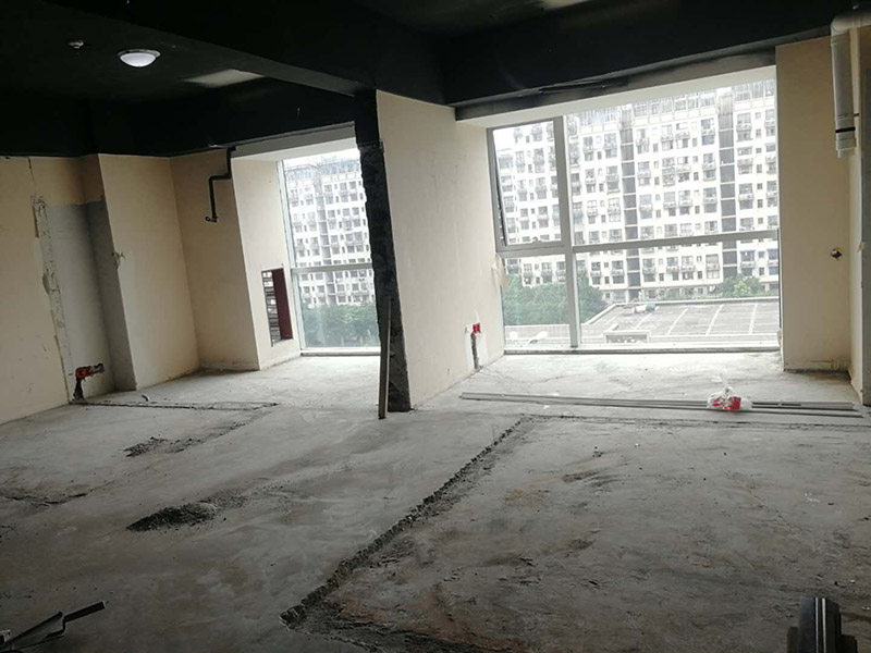 老房子舊地板拆除:如果家中地面鋪設(shè)是復(fù)合木地板，那其拆除的工藝相對(duì)而言就會(huì)比較簡(jiǎn)單。首先要把要拆除地面的家具移到別處，然后再用平口螺絲刀把踢腳線撬開，再順著踢腳線邊緣把墻角的地板撬開并拆掉。拆除時(shí)，這塊地板可能會(huì)破損，但是其它地板就不會(huì)破損，還可以完整拆除。如果復(fù)合地板帶有鎖扣結(jié)構(gòu)，那拆除時(shí)就要順應(yīng)地板的長(zhǎng)邊抽出，這樣拆除會(huì)比較輕松。然后再把地板下防潮氈揭開，這時(shí)底層可能會(huì)有些潮濕，所以要打開窗戶通風(fēng)，讓其地面干燥后方可鋪設(shè)新地板。 如果家中鋪設(shè)的是實(shí)木地板，那拆除工藝就會(huì)比較負(fù)責(zé)。要先拆除踢腳線，然后再?gòu)膲沁吘夐_始拆除，還要使用到起釘錘，用這個(gè)把木地板撬起抽出。因?yàn)閷?shí)木地板安裝時(shí)，是安裝在木龍骨上的，所以在撬起木地板時(shí)會(huì)有一定的彈性，施工難度比較大，而且還不能使用切割機(jī)。因?yàn)槭褂们懈顧C(jī)的話，會(huì)破壞地面，還會(huì)和固定木龍骨的膨脹螺栓產(chǎn)生火花。