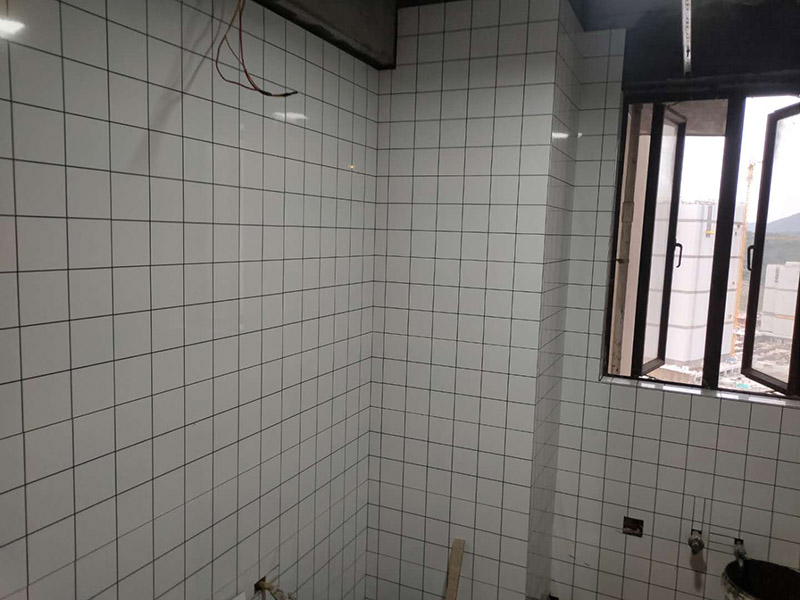 衛(wèi)生間貼磚：施工工藝流程; 基層處理--抹底子灰--彈線排磚--侵磚--鑲貼--擦縫--交工驗(yàn)收 首先進(jìn)行地面清掃，不打掃干凈會(huì)翹邊、空鼓的;放水平線然后分塊;地面要濕潤(rùn)進(jìn)行灑水;采用兩種砂漿，打砂漿的基層，一般要進(jìn)行干鋪;地磚是不是出現(xiàn)了空鼓是很重要的;還要在磚底涂抹上漿;鋪貼的時(shí)候要用橡皮錘敲擊，做拉縫、表面清理，對(duì)瓷磚進(jìn)行勾縫處理即可。最重要的是保護(hù)好成品，以防造成污染和損傷。