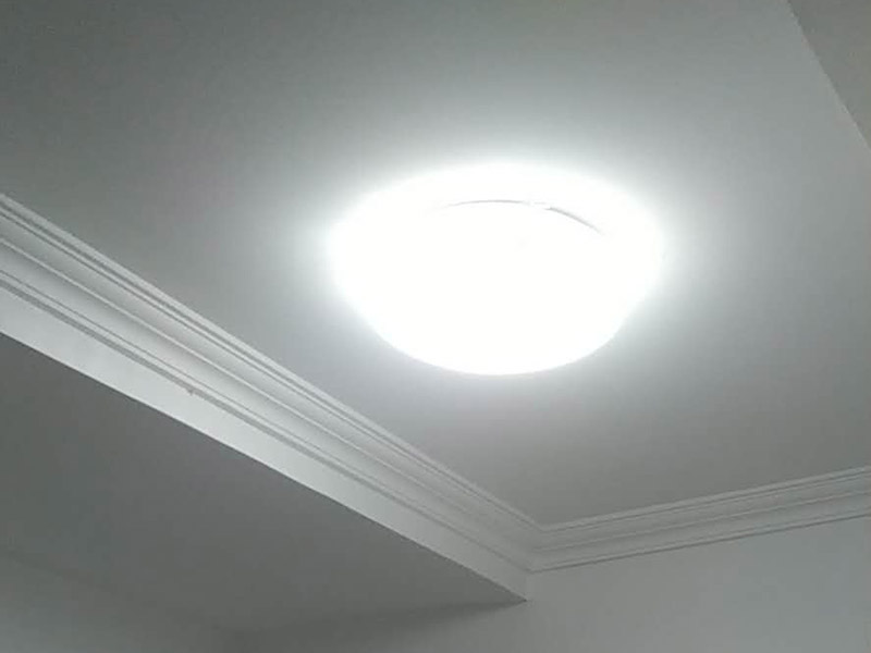 吸頂燈安裝維修：1、拆開吸頂燈包裝，將底座上自帶的線頭去掉;2、把燈管取出來以防在安裝過程中不慎掉落(吸頂燈一般自帶燈源);3、燈管拆下來之后，將吸頂燈底座放在天花板上，畫出燈孔的位置;4、標(biāo)記好孔的位置之后，在天花板上鉆孔，鉆孔的實(shí)際大小需要參照吸頂燈上燈孔的大小來確定;5、鉆好孔之后打入膠體，用以固定螺絲釘;6、把底座裝上去，轉(zhuǎn)個(gè)角度，帶緊螺絲7、斷開室內(nèi)電源，接線，然后把燈管裝回8、仔細(xì)檢查燈具安裝及線路連接是否正確規(guī)范，接線是否牢固;9、通電測試燈具是否可以正常通電，確認(rèn)燈具運(yùn)行狀況，10、蓋好燈罩、完工