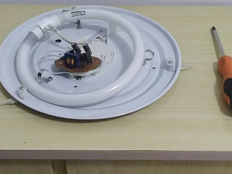 吸頂燈安裝維修：1、拆開吸頂燈包裝，將底座上自帶的線頭去掉;2、把燈管取出來以防在安裝過程中不慎掉落(吸頂燈一般自帶燈源);3、燈管拆下來之后，將吸頂燈底座放在天花板上，畫出燈孔的位置;4、標(biāo)記好孔的位置之后，在天花板上鉆孔，鉆孔的實(shí)際大小需要參照吸頂燈上燈孔的大小來確定;5、鉆好孔之后打入膠體，用以固定螺絲釘;6、把底座裝上去，轉(zhuǎn)個(gè)角度，帶緊螺絲7、斷開室內(nèi)電源，接線，然后把燈管裝回8、仔細(xì)檢查燈具安裝及線路連接是否正確規(guī)范，接線是否牢固;9、通電測試燈具是否可以正常通電，確認(rèn)燈具運(yùn)行狀況，10、蓋好燈罩、完工