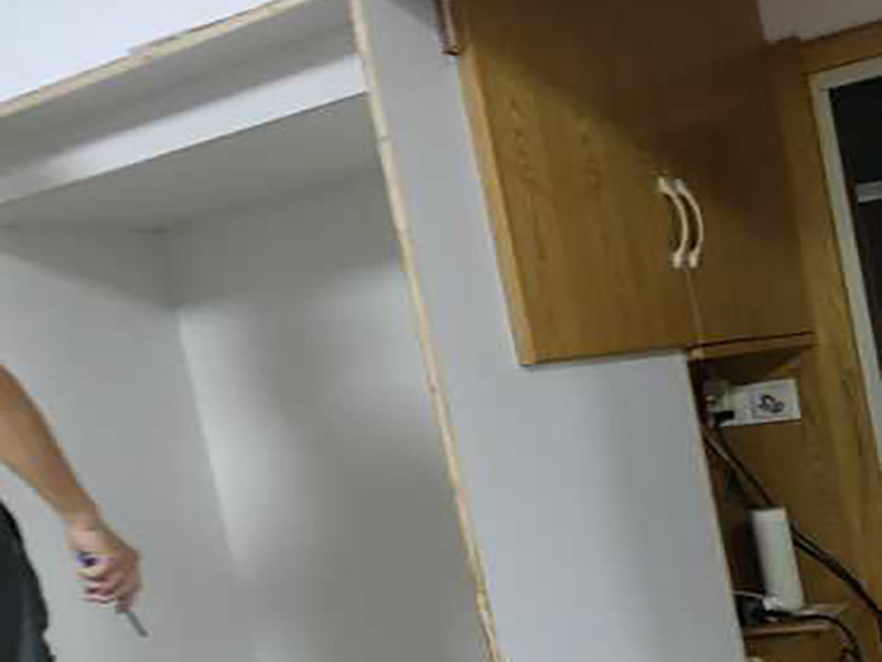 冰箱入墻施工：嵌入式冰箱，不僅僅是一種放置冰箱的方式&mdash;&mdash;將一般的冰箱嵌進(jìn)墻內(nèi)。它是一種可以放進(jìn)三面密封空間的冰箱，也就是說(shuō)，不是隨便在市場(chǎng)上買(mǎi)一個(gè)冰箱回來(lái)嵌入墻內(nèi)就算嵌入式冰箱。 而且，嵌入式冰箱一般來(lái)說(shuō)不會(huì)嵌入實(shí)墻之內(nèi)，避免影響其背面的散熱功能正常運(yùn)作。它一般是嵌入櫥柜之中，而且要求放冰箱的位置不能安裝后面板。同時(shí)，由于要符合冰箱散熱的要求，嵌入的櫥柜必須為冰箱預(yù)留頂部與腳部的散熱空間。 可見(jiàn)，嵌入式冰箱并非不需要預(yù)留散熱空間，只是預(yù)留的位置與普通冰箱不同而已。