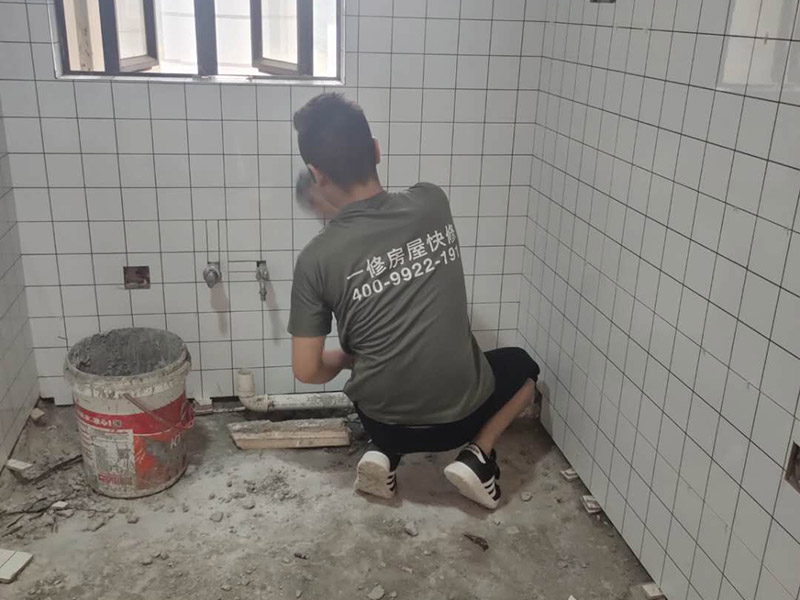 廚房小方磚鋪貼：鋪貼前，先將所鋪平面表面的塵土、雜物等徹底清掃干凈，平面不能有空鼓、開裂和起砂等現(xiàn)象，如果存在這些現(xiàn)象，要先進行修復(fù)處理，在鋪設(shè)瓷磚。鋪設(shè)墻磚施工前，要先在墻體四周彈出標(biāo)高控制線。鋪設(shè)地磚施工前，要先在地面彈出十字線，從而控制地磚分隔尺寸。瓷磚的鋪貼，要選用1:3干硬性水泥砂漿，砂漿的厚度要在25mm左右。把瓷磚按照要求放在水泥砂漿上，用橡皮錘輕輕敲擊瓷磚的表面，直至瓷磚鋪貼平整。鋪貼完瓷磚后，要進行勾縫處理，先清理干凈瓷磚縫隙里的雜質(zhì)，再用專用填縫劑進行勾縫處理。鋪貼瓷磚的過程中，可以一邊鋪貼，一邊進行簡單的清理。在鋪貼完24小時后，再用棉布等對瓷磚的表面再進行一次清理。