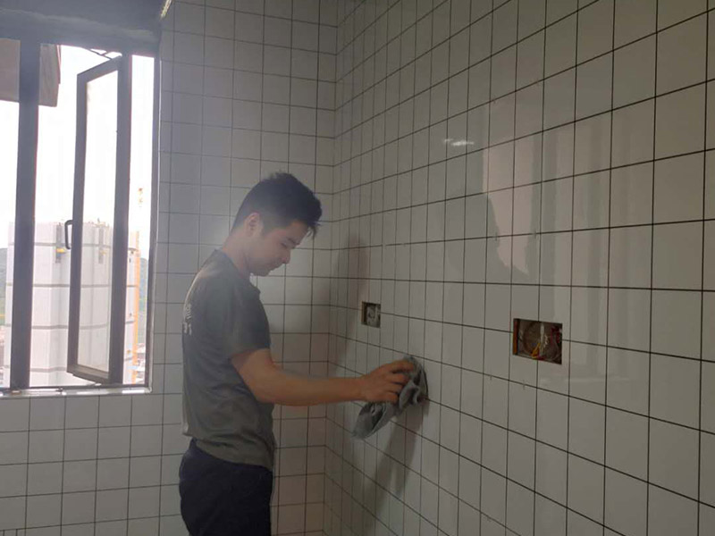 廚房小方磚鋪貼：鋪貼前，先將所鋪平面表面的塵土、雜物等徹底清掃干凈，平面不能有空鼓、開裂和起砂等現(xiàn)象，如果存在這些現(xiàn)象，要先進行修復(fù)處理，在鋪設(shè)瓷磚。鋪設(shè)墻磚施工前，要先在墻體四周彈出標(biāo)高控制線。鋪設(shè)地磚施工前，要先在地面彈出十字線，從而控制地磚分隔尺寸。瓷磚的鋪貼，要選用1:3干硬性水泥砂漿，砂漿的厚度要在25mm左右。把瓷磚按照要求放在水泥砂漿上，用橡皮錘輕輕敲擊瓷磚的表面，直至瓷磚鋪貼平整。鋪貼完瓷磚后，要進行勾縫處理，先清理干凈瓷磚縫隙里的雜質(zhì)，再用專用填縫劑進行勾縫處理。鋪貼瓷磚的過程中，可以一邊鋪貼，一邊進行簡單的清理。在鋪貼完24小時后，再用棉布等對瓷磚的表面再進行一次清理。