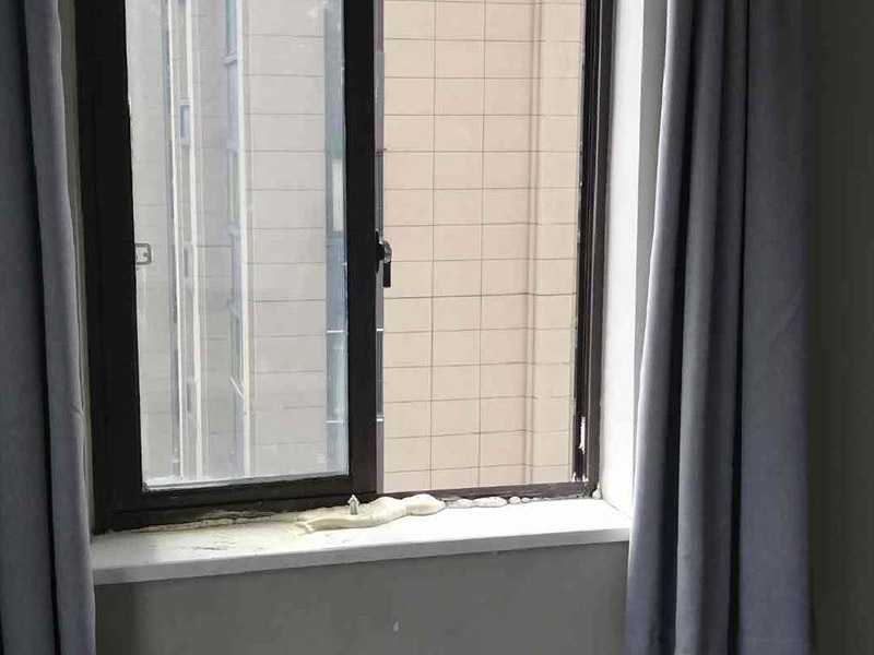 窗戶漏水打膠：窗框與洞口之間的伸縮縫內(nèi)腔應(yīng)采用閉孔泡沫塑料、發(fā)泡聚苯乙燃等彈性材料分層填塞，表面用密封膠密封。對保溫、隔聲要求較高的工程，應(yīng)采用相應(yīng)的隔熱、隔聲材料填塞。門窗表面潔凈，無劃痕，碰傷、無銹蝕。涂膠表面光滑，平整、厚度均勻，無氣孔。嚴(yán)禁在門窗框、扇、梃上安裝腳手架或懸掛重物，并嚴(yán)禁蹬踩窗框、窗扇或窗梃。門窗表面如沾有油污等，宜用水溶性洗涂劑清洗，忌用粗糙或腐蝕性強的化學(xué)液體擦洗。每個人的家中都有窗戶，合理的安裝窗戶也能達到很好的通風(fēng)換氣的效果，在安裝窗戶的過程中，窗戶打膠技巧是安裝人員必須要了解的，如果對窗戶打膠的步驟不了解的話，就會影響窗戶的使用效果。