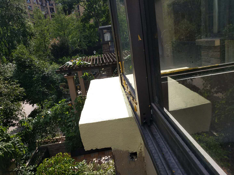 窗戶外墻防水：首先在對防水墻處理的時候一定要對墻體進(jìn)行檢查，看一看墻體有什么裂縫，或者不均勻的地方，這些地方需要處理過后才能對墻體進(jìn)行防水處理。嚴(yán)禁在墻面上留下空，裂縫，凹凸不平等問題，而且在外部進(jìn)入室內(nèi)的管子穿過墻體的也要做好密封性。這樣的墻才能做防水處理，不然的話效果會大打折扣。 ⑴砂漿應(yīng)嚴(yán)格按配比進(jìn)行，嚴(yán)格計量，控制水灰比，嚴(yán)禁施工過程中隨意摻水； ⑵對抹灰砂漿應(yīng)分層抹灰，尤其是高層建筑，局部外墻抹灰較厚，這就需要進(jìn)行分層批灰，每層抹灰厚度不應(yīng)超過2㎝，如厚度過大，在分層處應(yīng)設(shè)鋼絲網(wǎng)； ⑶批灰砂漿可用聚合物防水砂漿； ⑷外墻抹灰腳手架拉接筋等，應(yīng)切割后，喇叭口抹實壓平，定漿后，可用鐵抹子切成反搓，然后再刷一道素水泥漿。