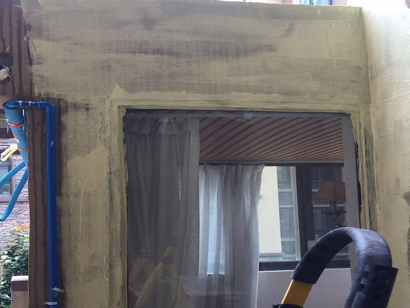 窗戶外墻防水：首先在對防水墻處理的時候一定要對墻體進(jìn)行檢查，看一看墻體有什么裂縫，或者不均勻的地方，這些地方需要處理過后才能對墻體進(jìn)行防水處理。嚴(yán)禁在墻面上留下空，裂縫，凹凸不平等問題，而且在外部進(jìn)入室內(nèi)的管子穿過墻體的也要做好密封性。這樣的墻才能做防水處理，不然的話效果會大打折扣。 ⑴砂漿應(yīng)嚴(yán)格按配比進(jìn)行，嚴(yán)格計量，控制水灰比，嚴(yán)禁施工過程中隨意摻水； ⑵對抹灰砂漿應(yīng)分層抹灰，尤其是高層建筑，局部外墻抹灰較厚，這就需要進(jìn)行分層批灰，每層抹灰厚度不應(yīng)超過2㎝，如厚度過大，在分層處應(yīng)設(shè)鋼絲網(wǎng)； ⑶批灰砂漿可用聚合物防水砂漿； ⑷外墻抹灰腳手架拉接筋等，應(yīng)切割后，喇叭口抹實壓平，定漿后，可用鐵抹子切成反搓，然后再刷一道素水泥漿。