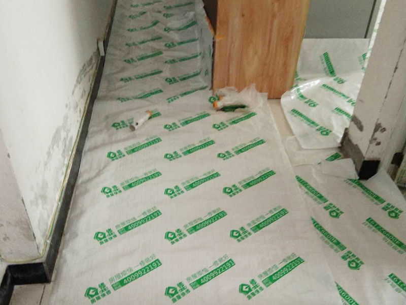 地面家具成品保護(hù)：1、墻地面瓷磚，在鋪貼未干固的情況下，不要急于勾縫，以免人為地造成瓷磚松動(dòng)、高低不平，影響施工效果。 　　2、地面瓷磚干固前，不要在上面走動(dòng)、堆放雜物，以免造成瓷磚松動(dòng)、高低不平。 　　3、地面瓷磚鋪貼完后，最好使用成品保護(hù)膜覆蓋磚面，既可以防止裝修時(shí)的沙子磨傷地面，同時(shí)也能有效地防止油漆涂料等有色液體滴落磚面，造成地面污染。 　　4、做好浴缸、面盆的保護(hù) 　　衛(wèi)生間浴缸、面盆的安裝一般都在早期進(jìn)行，在后期施工中，這些設(shè)施難免會(huì)被大量粉塵、小水泥渣等異物污染。