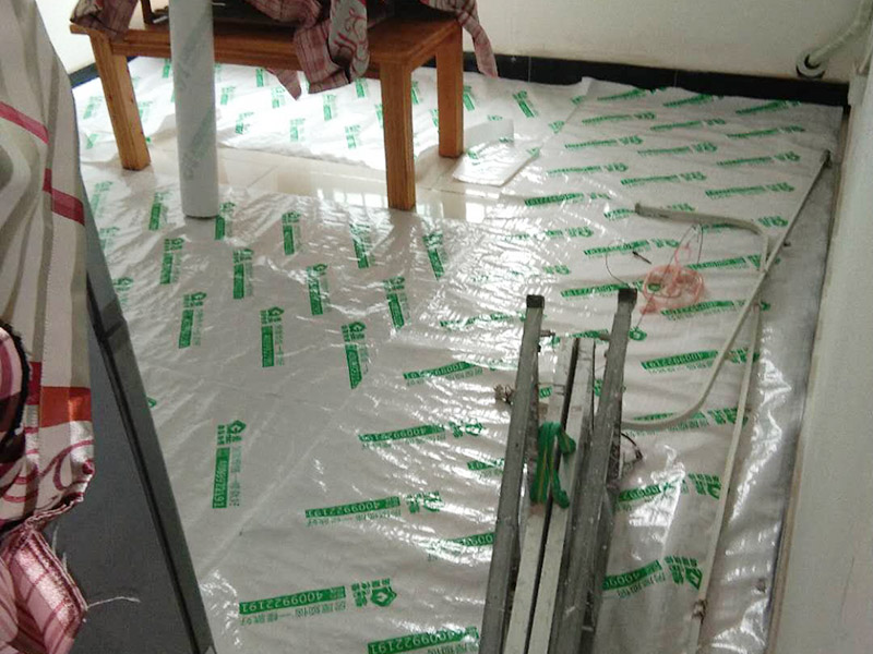 地面家具成品保護(hù)：1、墻地面瓷磚，在鋪貼未干固的情況下，不要急于勾縫，以免人為地造成瓷磚松動(dòng)、高低不平，影響施工效果。 　　2、地面瓷磚干固前，不要在上面走動(dòng)、堆放雜物，以免造成瓷磚松動(dòng)、高低不平。 　　3、地面瓷磚鋪貼完后，最好使用成品保護(hù)膜覆蓋磚面，既可以防止裝修時(shí)的沙子磨傷地面，同時(shí)也能有效地防止油漆涂料等有色液體滴落磚面，造成地面污染。 　　4、做好浴缸、面盆的保護(hù) 　　衛(wèi)生間浴缸、面盆的安裝一般都在早期進(jìn)行，在后期施工中，這些設(shè)施難免會(huì)被大量粉塵、小水泥渣等異物污染。