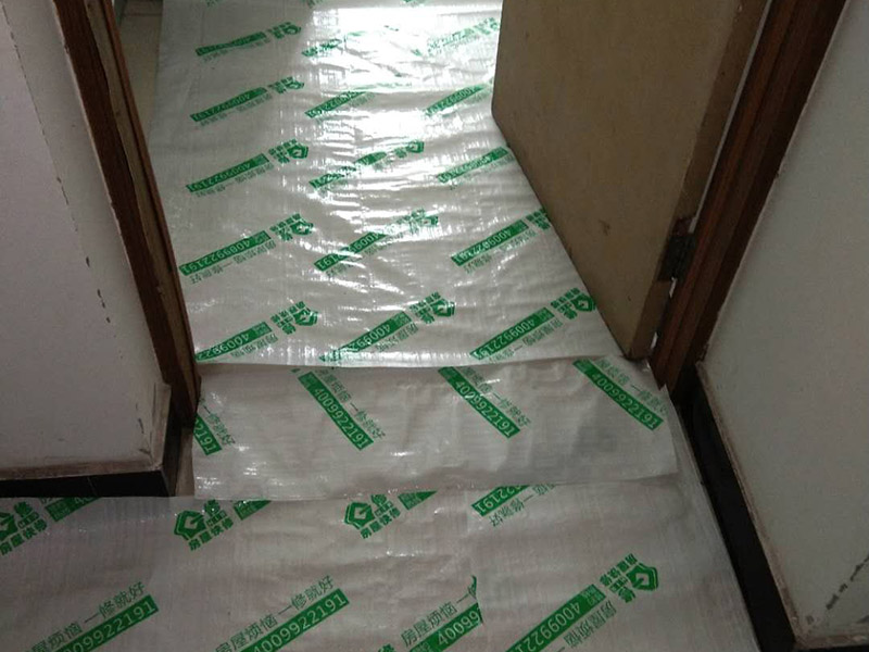 地面家具成品保護(hù)：1、墻地面瓷磚，在鋪貼未干固的情況下，不要急于勾縫，以免人為地造成瓷磚松動(dòng)、高低不平，影響施工效果。 　　2、地面瓷磚干固前，不要在上面走動(dòng)、堆放雜物，以免造成瓷磚松動(dòng)、高低不平。 　　3、地面瓷磚鋪貼完后，最好使用成品保護(hù)膜覆蓋磚面，既可以防止裝修時(shí)的沙子磨傷地面，同時(shí)也能有效地防止油漆涂料等有色液體滴落磚面，造成地面污染。 　　4、做好浴缸、面盆的保護(hù) 　　衛(wèi)生間浴缸、面盆的安裝一般都在早期進(jìn)行，在后期施工中，這些設(shè)施難免會(huì)被大量粉塵、小水泥渣等異物污染。