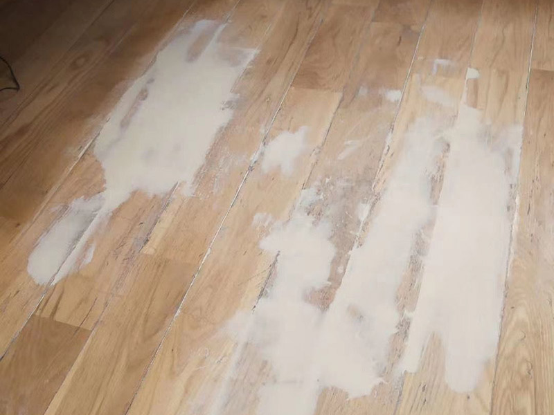 地板局部修復:如果局部破損嚴重則需要先將需更換的地板破壞掉，然后徹底取出。 （1）先用工具將要更換的地板短邊處鑿出一個縫隙，再用鋸將需更換的地板表面鋸開；然后將分成小片的地板取出，但一定要保證不破壞周圍的地板； （2）然后將拆下的地板周圍的膠水清理干凈，并保證清理好的榫槽便于安裝，如果清理不徹底，接縫會不平或不嚴?？梢杂糜行麻绢^小片地板在接口上來回滑動，找出殘留膠跡并清除，以保證修復后的地板美觀，同樣需要注意的是不要損壞周圍的榫槽； （3）接下來處理新地板，鋸掉新地板槽口一邊的下半部分并清理干凈整個榫槽，注意預留一些空間，因外涂抹膠水后會占用一定的空間； （4）最后將新地板安裝到需要替換的位置，將原四周地板榫頭涂滿膠水，并在新地板榫槽處也施上膠水，然后放在起下廢板塊的空隙處，先將長邊榫舌與短邊榫舌的一角嵌入原四周地板的槽口邊，再用手按下槽口一邊，并墊木塊以專用工具輕輕砸入，注意安裝前先比一下長度是否一致，如果新板長了，可以修短一點，短了就只有拆裝整條地板了。