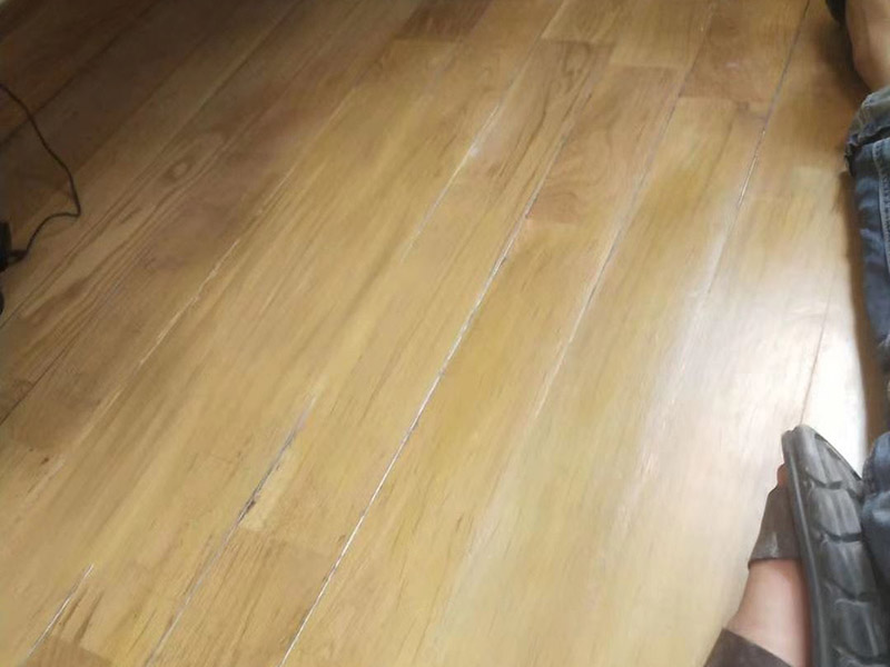 地板局部修復:如果局部破損嚴重則需要先將需更換的地板破壞掉，然后徹底取出。 （1）先用工具將要更換的地板短邊處鑿出一個縫隙，再用鋸將需更換的地板表面鋸開；然后將分成小片的地板取出，但一定要保證不破壞周圍的地板； （2）然后將拆下的地板周圍的膠水清理干凈，并保證清理好的榫槽便于安裝，如果清理不徹底，接縫會不平或不嚴。可以用有新榫頭小片地板在接口上來回滑動，找出殘留膠跡并清除，以保證修復后的地板美觀，同樣需要注意的是不要損壞周圍的榫槽； （3）接下來處理新地板，鋸掉新地板槽口一邊的下半部分并清理干凈整個榫槽，注意預留一些空間，因外涂抹膠水后會占用一定的空間； （4）最后將新地板安裝到需要替換的位置，將原四周地板榫頭涂滿膠水，并在新地板榫槽處也施上膠水，然后放在起下廢板塊的空隙處，先將長邊榫舌與短邊榫舌的一角嵌入原四周地板的槽口邊，再用手按下槽口一邊，并墊木塊以專用工具輕輕砸入，注意安裝前先比一下長度是否一致，如果新板長了，可以修短一點，短了就只有拆裝整條地板了。