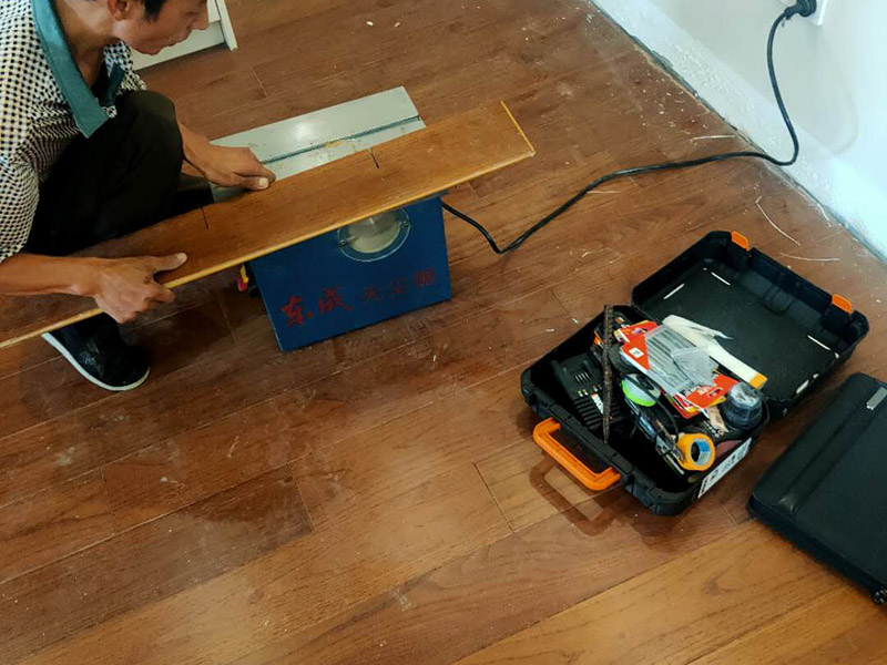 曲靖泥瓦工師傅哪里找先看久益一修官網(wǎng)裝修工人信息，在線直接聯(lián)系電話，曲靖泥瓦工在哪里找活先看久益一修曲靖招商加盟政策、免費(fèi)招商加盟扶持，曲靖泥瓦工多少錢一天訂單量穩(wěn)定的接單平臺月收入過2萬元；曲靖泥瓦工師傅接單區(qū)域覆蓋:麒麟?yún)^(qū)、沾益區(qū)、馬龍區(qū)等。  曲靖泥瓦工在哪里找活，曲靖泥瓦工師傅找活方式有加入曲靖裝修維修公司當(dāng)工人接單、加入曲靖裝修維修平臺副業(yè)接單、加盟裝修維修連鎖品牌自己當(dāng)老板、加入曲靖本地的裝修維修微信群QQ群攬活、泥瓦工師傅還可以通過網(wǎng)絡(luò)招聘平臺來找活等，找活方式有很多種的，收益也是各不相同，看你自己適合哪一種了。  曲靖泥瓦工多少錢一天，曲靖市區(qū)好手藝泥瓦工師傅、點(diǎn)工400元一天、包工500元多一天。但是現(xiàn)在曲靖裝修泥瓦工普遍面臨的是人多人地少的問題，裝修泥瓦工要有穩(wěn)定的收益需要有源源不斷的訂單工地施工才行，現(xiàn)在是互聯(lián)網(wǎng)時(shí)代，小編在此推薦泥瓦工師傅可以選擇加入訂單穩(wěn)定的平臺接單或是自己加盟裝修品牌創(chuàng)業(yè)。