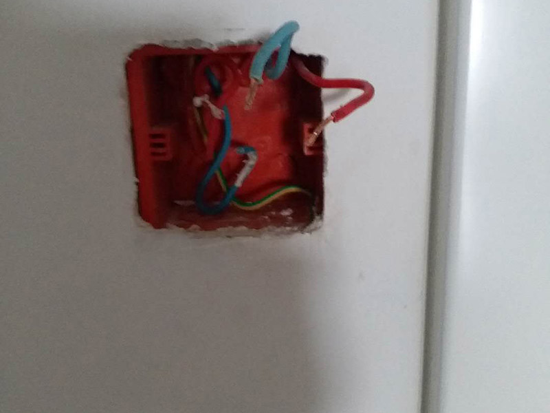 電路檢查維修:觀察。高手不僅看電路板的外觀，還常常積累一些電路組成，電路板年限，接口外設(shè)等經(jīng)驗(yàn)。有什么好處？維修中可以減少失誤，尤其在維修過程中各種方法都使完卻沒有發(fā)現(xiàn)故障時(shí)。詳細(xì)詢問設(shè)備管理人員該電路板的詳細(xì)情況，越詳細(xì)越好。建立大量的數(shù)據(jù)再做分析和測(cè)試，然后再確定。檢驗(yàn)是必須要做的工作，也是最花費(fèi)時(shí)間的工作。千萬不要以剛維修過的經(jīng)驗(yàn)做論點(diǎn)先入為主，更不可有些似似而非的觀點(diǎn)留下來。