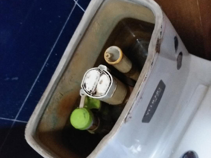 更換馬桶水閥：首先，我們要測(cè)量馬桶內(nèi)壁的高度、排水孔直徑、進(jìn)水孔直徑，以確定買到合適尺寸的馬桶沖水閥。更換馬桶沖水閥前，應(yīng)該先取下排水套件的上半部分，露出進(jìn)水出水按鈕和組件，便于我們安裝更換。我們要找到排水套件下半部分的螺絲，確保它能露出來(lái)，然后要用工具把螺絲擰松，將最下方一字形的鐵片拿到水箱外部，并和水閥底部放正，與排水孔同心。把鐵片弄成適合的角度，擰好螺絲。提上浮子，水止住了就證明修好了。原來(lái)在馬桶中，內(nèi)浮子提上來(lái)水也止不住的。