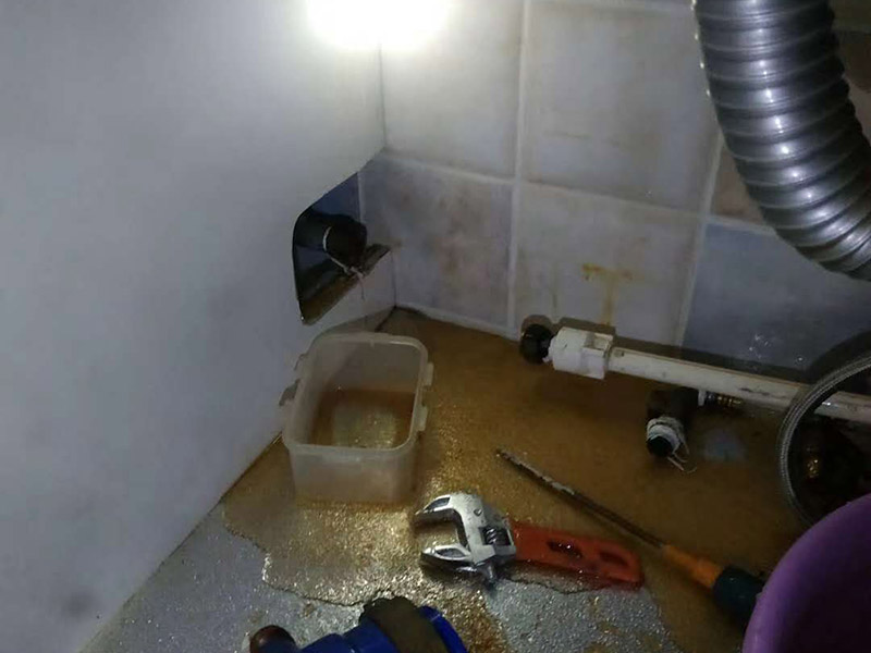 管道角閥漏水維修：1.關(guān)閉總水閥,用活動扳手?jǐn)Q下角閥,查看接口。
2.查看角閥接口金屬邊緣是否破損,如果破損需要更換整只角閥。
3.查看角閥接口上的軟管內(nèi)墊片破損情況。
4.無明顯破損,沖洗軟管接口上的雜質(zhì),纏上生料帶重新裝回。
5.破損嚴(yán)重需要更換接口墊片,纏生料帶裝回。