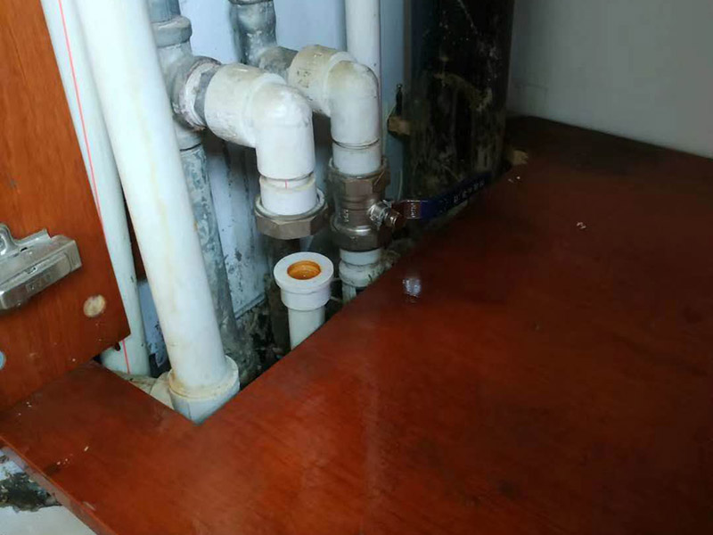 管道角閥漏水維修：1.關(guān)閉總水閥,用活動扳手?jǐn)Q下角閥,查看接口。
2.查看角閥接口金屬邊緣是否破損,如果破損需要更換整只角閥。
3.查看角閥接口上的軟管內(nèi)墊片破損情況。
4.無明顯破損,沖洗軟管接口上的雜質(zhì),纏上生料帶重新裝回。
5.破損嚴(yán)重需要更換接口墊片,纏生料帶裝回。