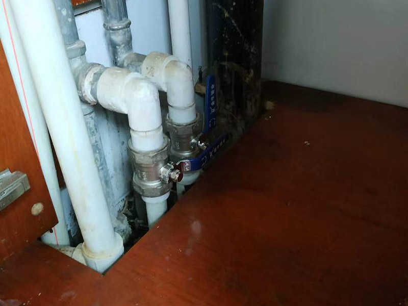 管道角閥漏水維修：1.關(guān)閉總水閥,用活動扳手?jǐn)Q下角閥,查看接口。
2.查看角閥接口金屬邊緣是否破損,如果破損需要更換整只角閥。
3.查看角閥接口上的軟管內(nèi)墊片破損情況。
4.無明顯破損,沖洗軟管接口上的雜質(zhì),纏上生料帶重新裝回。
5.破損嚴(yán)重需要更換接口墊片,纏生料帶裝回。