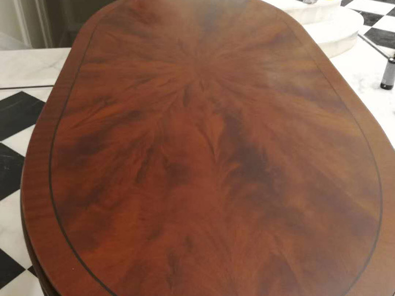 家具翻新打蠟：首先要去除家具表面的灰塵，在打掃灰塵時，一定要用兩塊潔凈的棉布，一是潤濕的，二是干的。先用潤濕的棉布將其表面干凈，再用干的棉布將那些水漬擦干?；覊m一定要弄干凈，不然在上蠟時，有灰塵會加大棉布與木質(zhì)家具之間的摩擦，將其表面損壞。 木制家具若是以前上過蠟的，先將原蠟去除。在去除時一定要小心，應(yīng)該用用溫性的清潔劑或者淡淡的非堿性肥皂水，將表面擦拭干凈，尤其要注意家具的一些縫隙要講它們的灰塵處理干凈，還有一些表面有一點(diǎn)損壞的，一定要小心再小心的處理，不然再次上蠟后會影響他的光澤度。 在處理木制家具的原蠟后，就該將家具表面重新上蠟了，先將準(zhǔn)備好的蠟涂在潔凈的棉布上，注意蠟的用量，以免用量過多，導(dǎo)致蠟在木制家具的表面涂抹不勻。然后將涂有蠟的棉布順著木材的紋理方向給家具上蠟，上蠟時，要掌握由淺入深、由點(diǎn)及面的原則，循序漸進(jìn)，均勻上蠟。等到把蠟全部上好就可以了。