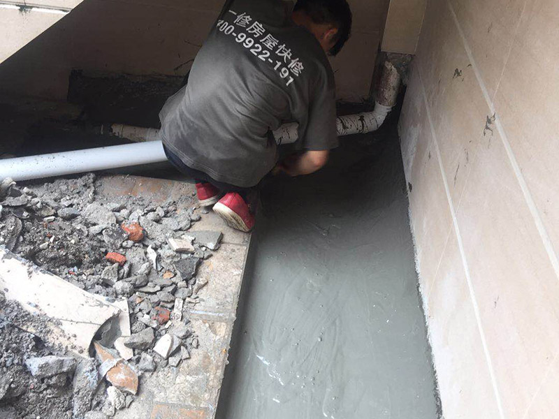 露臺防水維修：1、在露臺防水施工過程中應當使用相應的涂膜防水材料，而且所使用的防水材料應當符合于國家的相關(guān)規(guī)定，并且具有商品相應的合格證書;在進行露臺防水材料的施工過程中，其表面應當保持平坦，不可以有空鼓及開裂等現(xiàn)象，其底層的含水率同時也需要達到標準。  2、對于防水層的設計應當從地面一直延伸到墻面，在露臺防水材料的施工過程中應當與順流水方向搭接，可以采用兩層以上的玻纖布來進行上下的搭接；再者就是保護層的水泥砂漿的厚度與強度也必須符合規(guī)定，在施工過程中嚴禁損壞防水層，而且要做好排水的疏通工作，不可以有積水倒坡的情況。