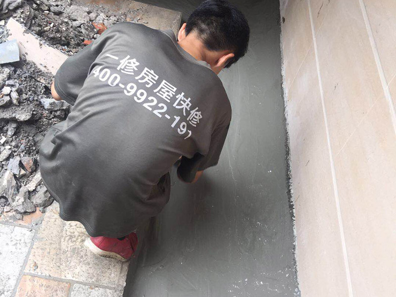 露臺防水維修：1、在露臺防水施工過程中應當使用相應的涂膜防水材料，而且所使用的防水材料應當符合于國家的相關(guān)規(guī)定，并且具有商品相應的合格證書;在進行露臺防水材料的施工過程中，其表面應當保持平坦，不可以有空鼓及開裂等現(xiàn)象，其底層的含水率同時也需要達到標準。  2、對于防水層的設計應當從地面一直延伸到墻面，在露臺防水材料的施工過程中應當與順流水方向搭接，可以采用兩層以上的玻纖布來進行上下的搭接；再者就是保護層的水泥砂漿的厚度與強度也必須符合規(guī)定，在施工過程中嚴禁損壞防水層，而且要做好排水的疏通工作，不可以有積水倒坡的情況。