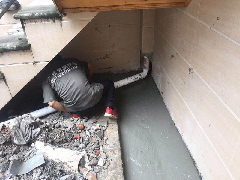 露臺防水維修：1、在露臺防水施工過程中應當使用相應的涂膜防水材料，而且所使用的防水材料應當符合于國家的相關(guān)規(guī)定，并且具有商品相應的合格證書;在進行露臺防水材料的施工過程中，其表面應當保持平坦，不可以有空鼓及開裂等現(xiàn)象，其底層的含水率同時也需要達到標準。  2、對于防水層的設計應當從地面一直延伸到墻面，在露臺防水材料的施工過程中應當與順流水方向搭接，可以采用兩層以上的玻纖布來進行上下的搭接；再者就是保護層的水泥砂漿的厚度與強度也必須符合規(guī)定，在施工過程中嚴禁損壞防水層，而且要做好排水的疏通工作，不可以有積水倒坡的情況。