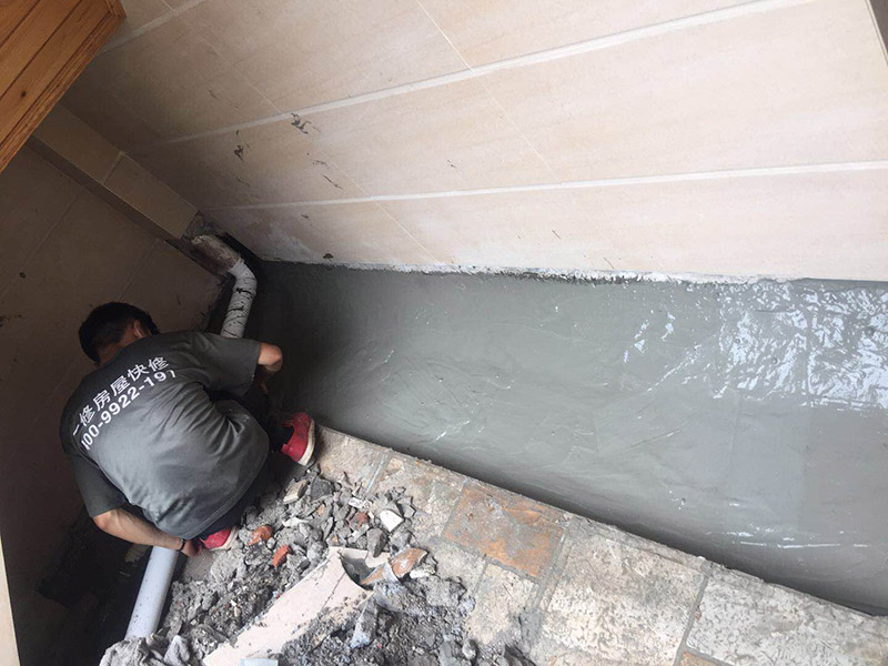 露臺防水維修：1、在露臺防水施工過程中應當使用相應的涂膜防水材料，而且所使用的防水材料應當符合于國家的相關(guān)規(guī)定，并且具有商品相應的合格證書;在進行露臺防水材料的施工過程中，其表面應當保持平坦，不可以有空鼓及開裂等現(xiàn)象，其底層的含水率同時也需要達到標準。  2、對于防水層的設計應當從地面一直延伸到墻面，在露臺防水材料的施工過程中應當與順流水方向搭接，可以采用兩層以上的玻纖布來進行上下的搭接；再者就是保護層的水泥砂漿的厚度與強度也必須符合規(guī)定，在施工過程中嚴禁損壞防水層，而且要做好排水的疏通工作，不可以有積水倒坡的情況。